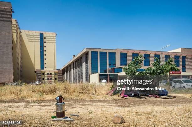 June 2015 - Diyarbakir, Turkey. Shelter of Mutlu's family outside the hospital Diyarbak?r Gazi Ya?argil E?itim Ve Ara?t?rma Hastanesi where they have...