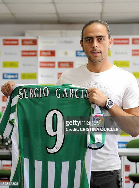 New football forward Sergio Garcia poses with his jersey on September 3, 2008 during his presentation as a recruit of the Spanish first division Real...