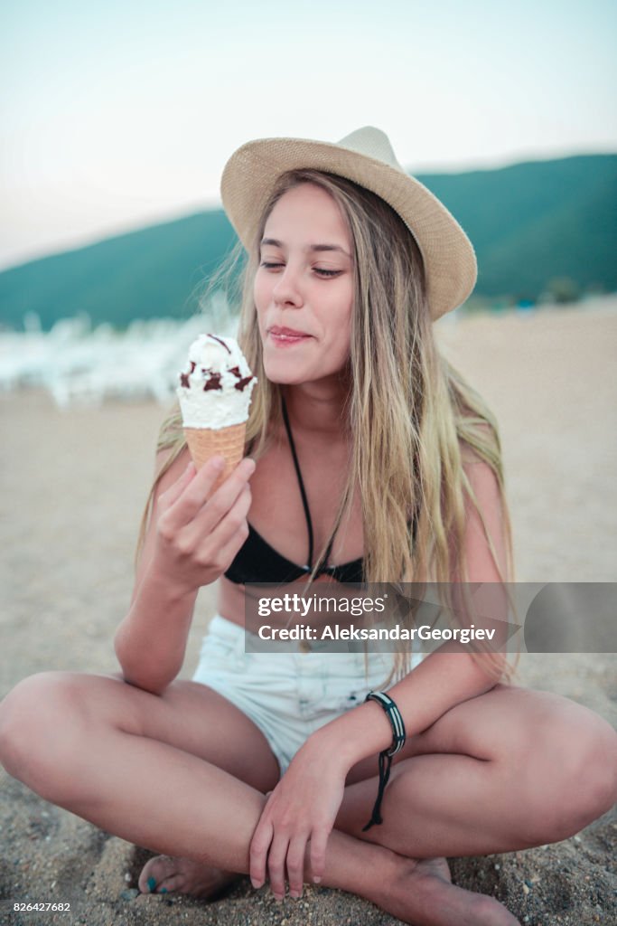 Junge Frau mit Strohhut, Essen ein Eis im Sommer Beach