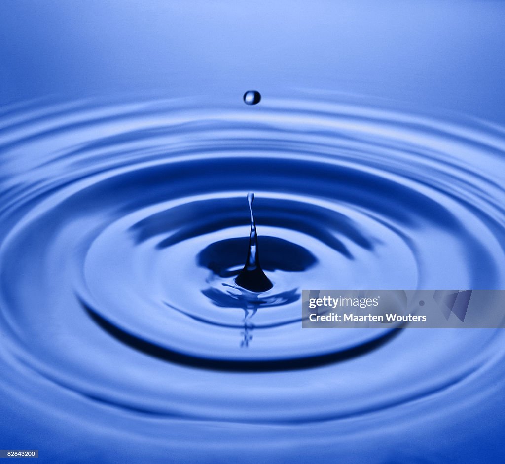 Waterdroplet falling in water