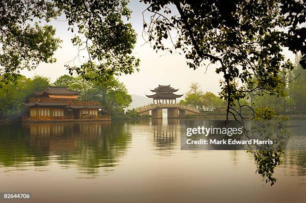 stone bridge over west lake, hangzhou, china - hangzhou stock pictures, royalty-free photos & images
