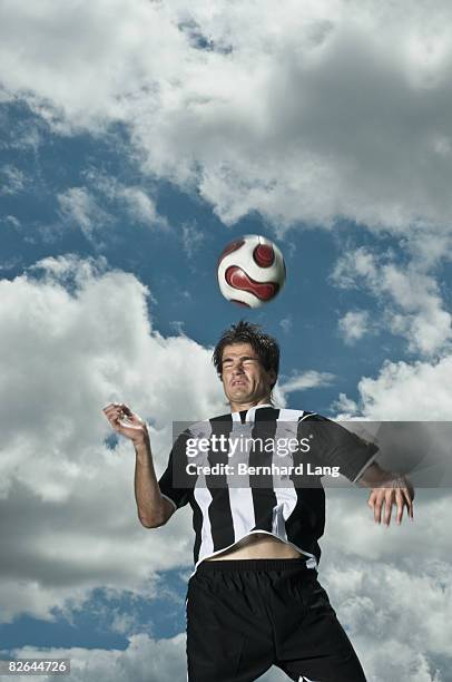 soccer player jumping, heading ball - faire une tête photos et images de collection