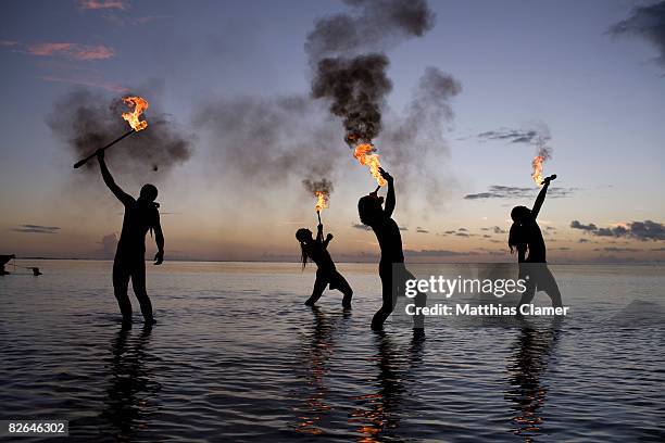 traditional tahitian fire dancers - fackel stock-fotos und bilder