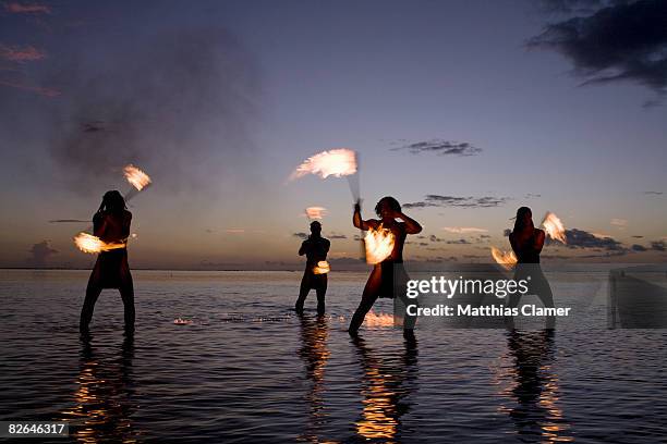 traditional tahitian fire dancers preforms in fron - polinesia fotografías e imágenes de stock