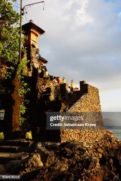 close up on shrine at pura batu blonong temple, dusk, people praying, sengigi, lombok, indonesia - batu city stock pictures, royalty-free photos & images