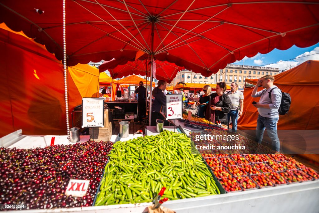 Bayas frescas y verduras a la venta en la Plaza del mercado, Helsinki, Finlandia