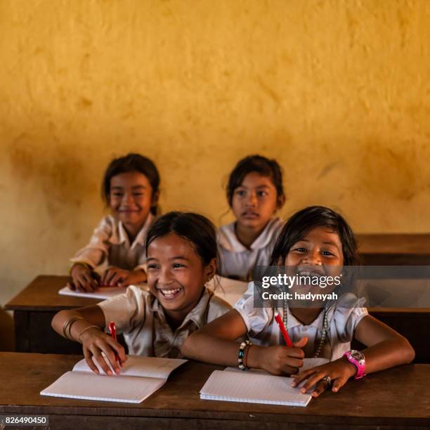 niños camboyanos de la escuela durante la clase, tonle sap, camboya - cambodia fotografías e imágenes de stock