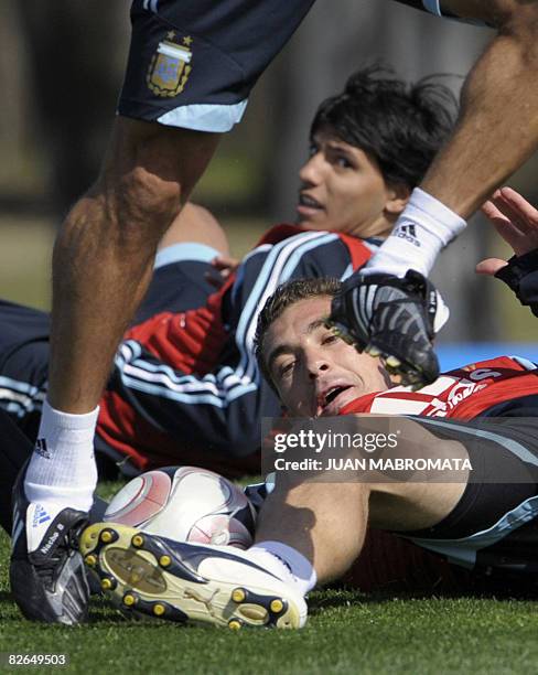 100 Argentine Goalkeeper Carrizo Stock Photos High Res Pictures And 100-argentine-goalkeeper-carrizo-stock-photos-high-res-pictures-and