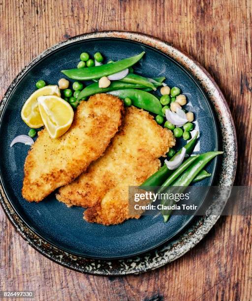 schnitzel with green peas - cutlet ストックフォトと画像