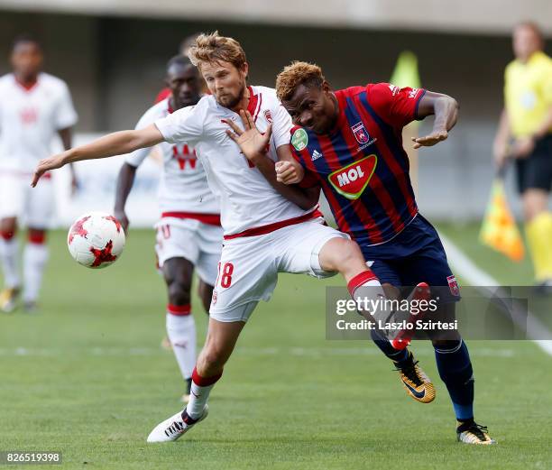 Ezekiel Henty of Videoton FC fights for the ball with Jaroslav Plasil of FC Girondins de Bordeaux during the UEFA Europa League Third Qualifying...