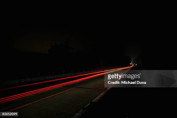 highway at night with car light blur - rastros de luz fotografías e imágenes de stock