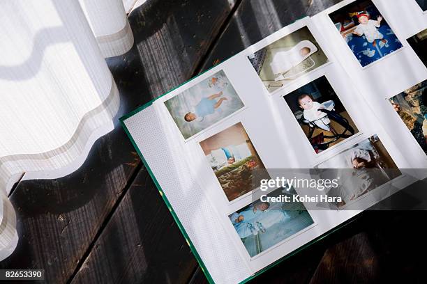 photos of a baby in a photo album - album de fotos fotografías e imágenes de stock