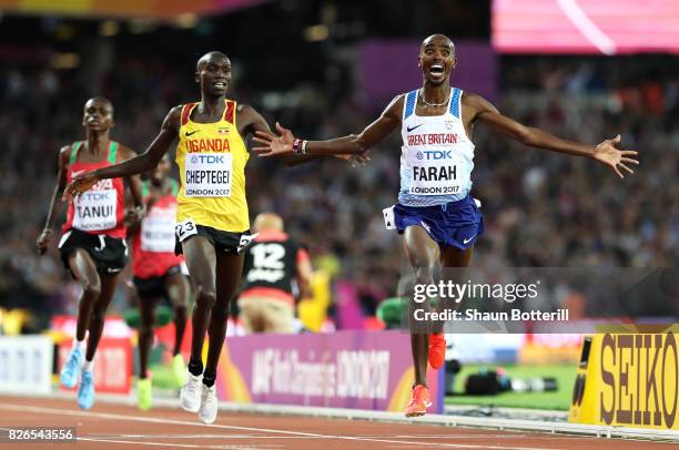 Mo Farah of Great Britain celebrates winning gold in the Men's 10000 metres final during day one of the 16th IAAF World Athletics Championships...