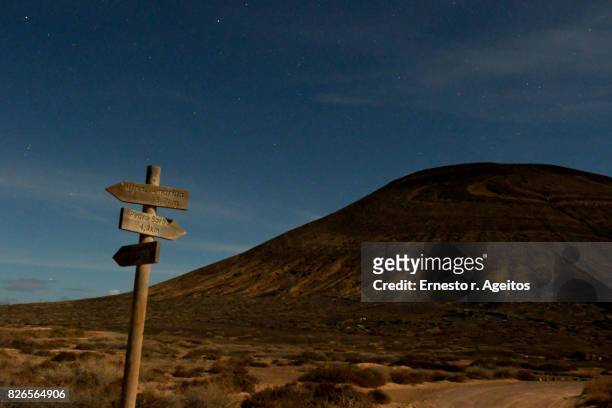 crossroad sign on la graciosa island, canary islands, spain - sinal de rodovia transversal - fotografias e filmes do acervo