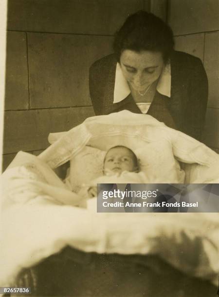 Edith Frank , mother of Anne Frank, with her first daughter Margot , 1926.