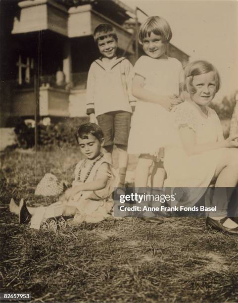 Margot Frank , sister of Anne Frank, in Frankfurt am Main with other children from the neighbourhood, circa 1928.