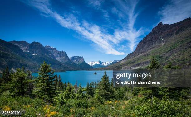 wild goose island in st. mary lake - montana mountains imagens e fotografias de stock