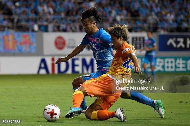 Ko Matsubara of Shimizu S-Pulse and Takeshi Aoki of Sagan Tosu compete for the ball during the J.League J1 match between Sagan Tosu and Shimizu...