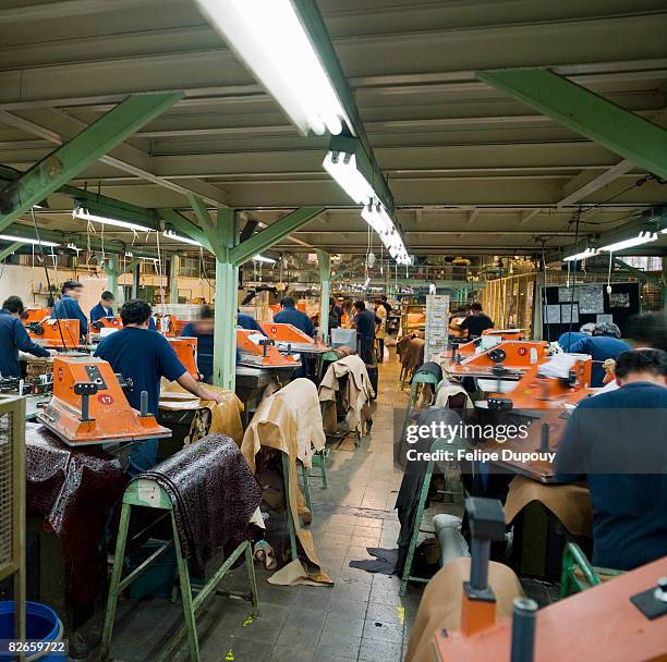 arbeiten an einer fabrik - sweatshop stock-fotos und bilder