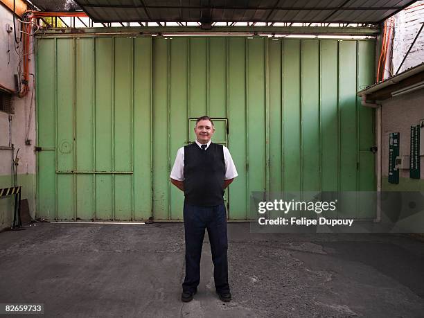 portrait d'un homme dans une usine - agent de sécurité photos et images de collection