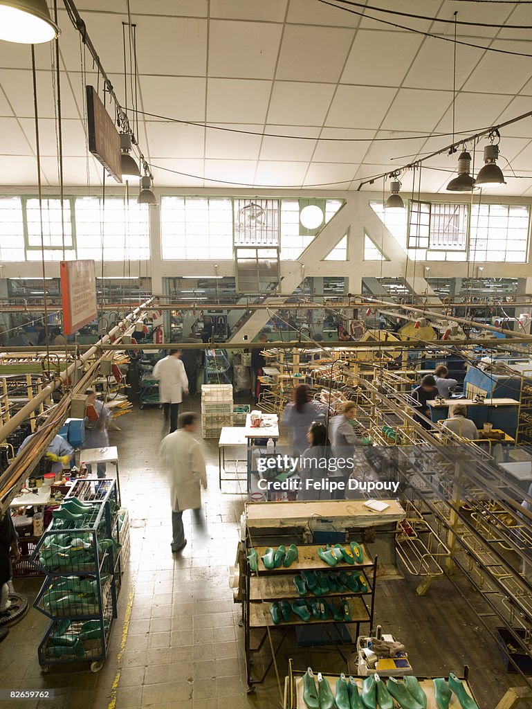 Menschen arbeiten in eine Schuhfabrik