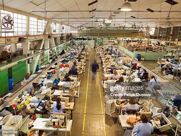 personas que trabajan en la fábrica de calzado - fábrica textil fotografías e imágenes de stock