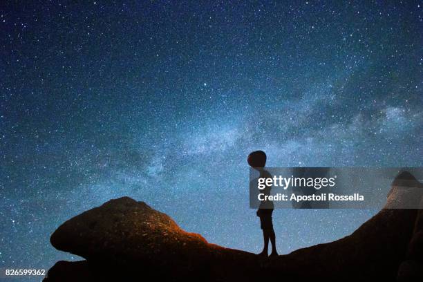 alien and milky way - alien stock-fotos und bilder