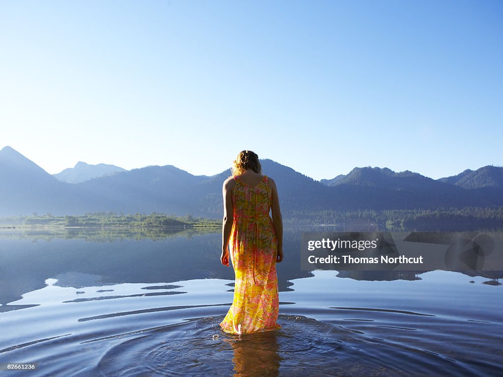 Jovem mulher em pé Lago