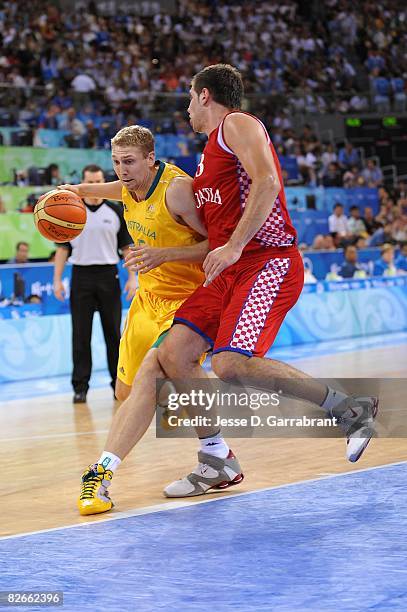 Shawn Redhage of Australia drives to the basket past Marko Banic of Croatia during the day 2 preliminary game at the Beijing 2008 Olympic Games in...