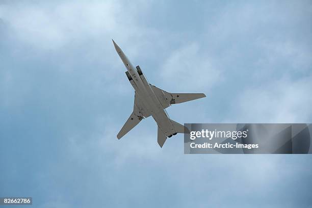 tu-22m3 long-range bomber - supersonisch vliegtuig stockfoto's en -beelden