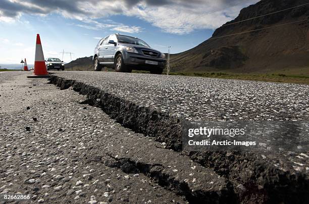 cracks in road from earthquake - tremblement de terre photos et images de collection