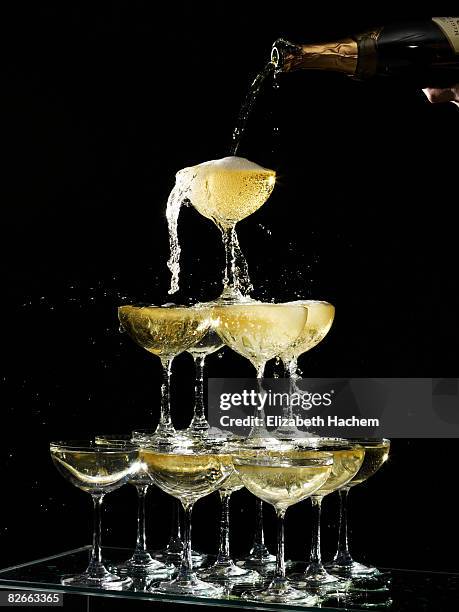 hand pouring a champagne fountain - flute de champanhe imagens e fotografias de stock