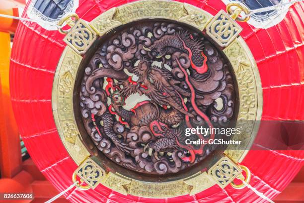 nahaufnahme von asakusa kannon tempel komplizierten abzeichen eines drachen in den wolken. - shintoismus stock-fotos und bilder