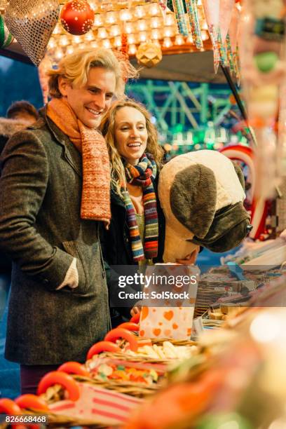 het kopen van snoep op winter markt - winter wonderland londen stockfoto's en -beelden