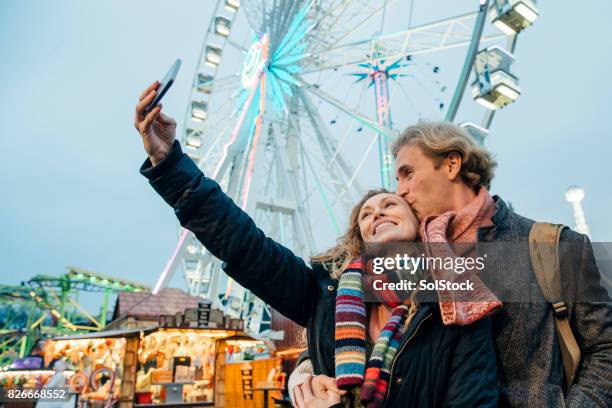 kerst pretpark selfie - winter wonderland londen stockfoto's en -beelden