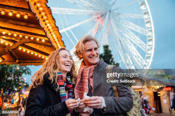 paar genieten van christmas fair - christmas market decoration stockfoto's en -beelden