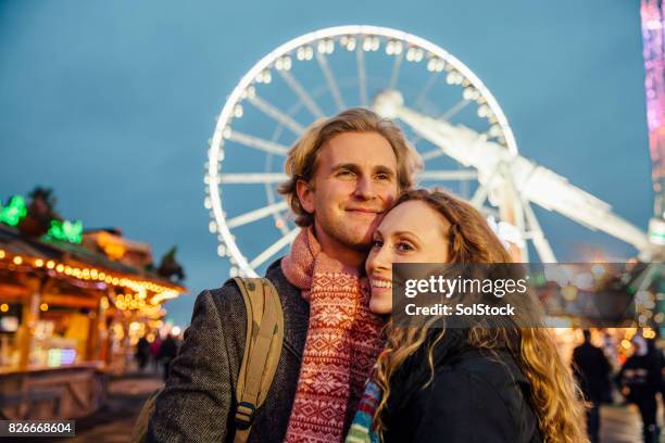 casal aproveitando a feira de natal - winter wonderland londres - fotografias e filmes do acervo