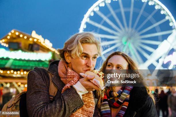 eten bij de christmas fair - hyde park londen stockfoto's en -beelden