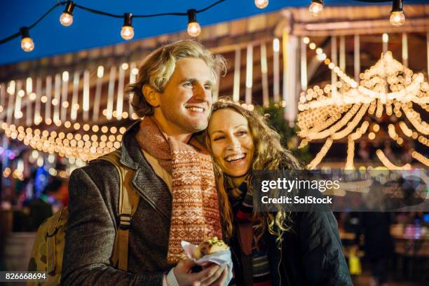 casal aproveitando a feira de natal - winter wonderland londres - fotografias e filmes do acervo