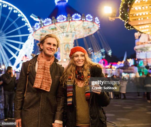 slenteren door de christmas fair - winter wonderland londen stockfoto's en -beelden