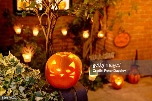 halloween, lit pumpkin outside residential house - halloween party 個照片及圖片檔