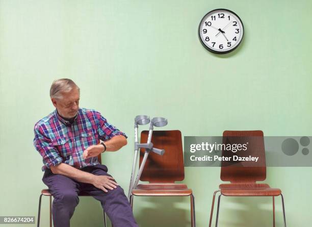 senior man with leg injury waiting for overdue appointment - esperar - fotografias e filmes do acervo