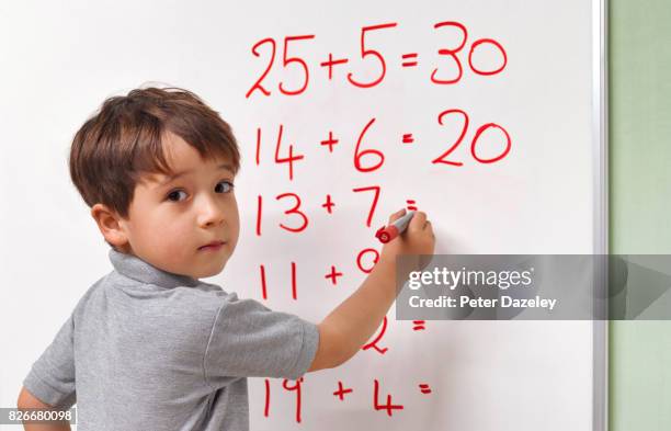 pupil trying to solve maths problem - thinking outside the box expressão inglesa imagens e fotografias de stock