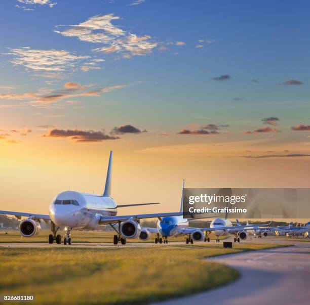 permanent d’avion sur l’aérodrome en attente de décoller à l’aéroport de buenos aires argentine - partie inférieure photos et images de collection