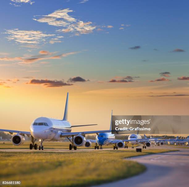 aereo in piedi sull'aeroporto in attesa del decollo all'aeroporto di buenos aires argentina - lower foto e immagini stock