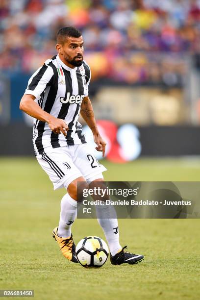 Tomas Rincon of Juventus in action during the International Champions Cup match between Juventus and Barcelona at MetLife Stadium on July 22, 2017 in...