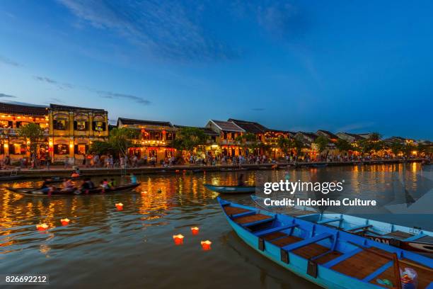 sunset falls at thu bon river, hoi an, vietnam - hoi an stockfoto's en -beelden