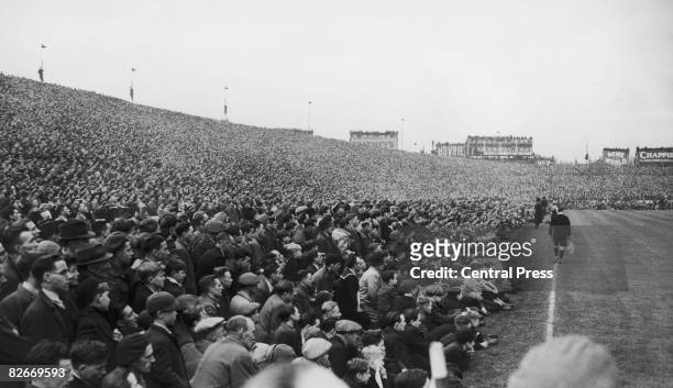 The crowd at the match between Chelsea and Moscow Spartak at Stamford Bridge, London, 13th November 1945.