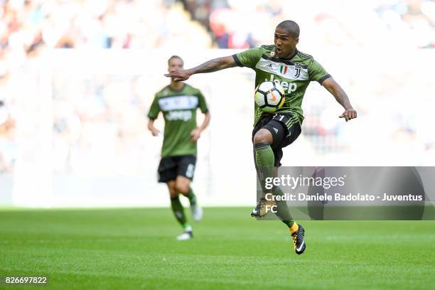 Douglas Costa during the Tottenham Hotspur v Juventus - Pre-Season Friendly at Wembley Stadium on August 5, 2017 in London, England.