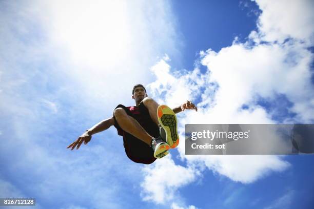 junger mann mitten in der luft springen, parkour performer - sole of shoe stock-fotos und bilder